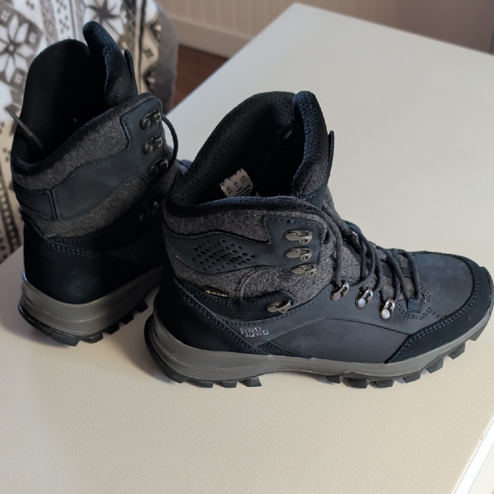 Hanwag BANKS GTX Women's Stylish Black and Gray Hiking Boots